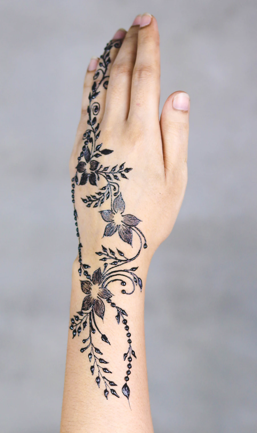 Design de tatuagem gótica com vitral de catedral