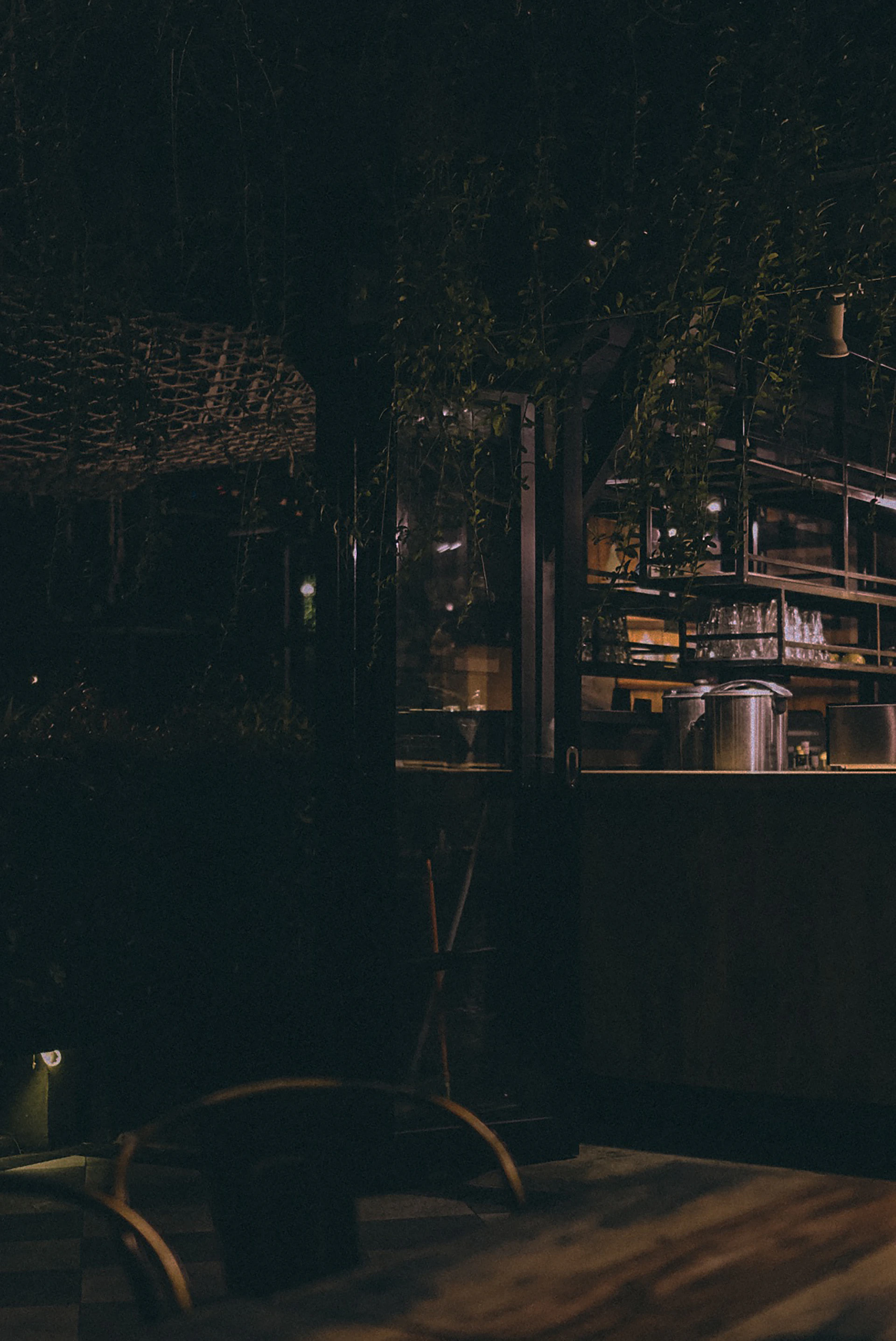 gray computer monitor