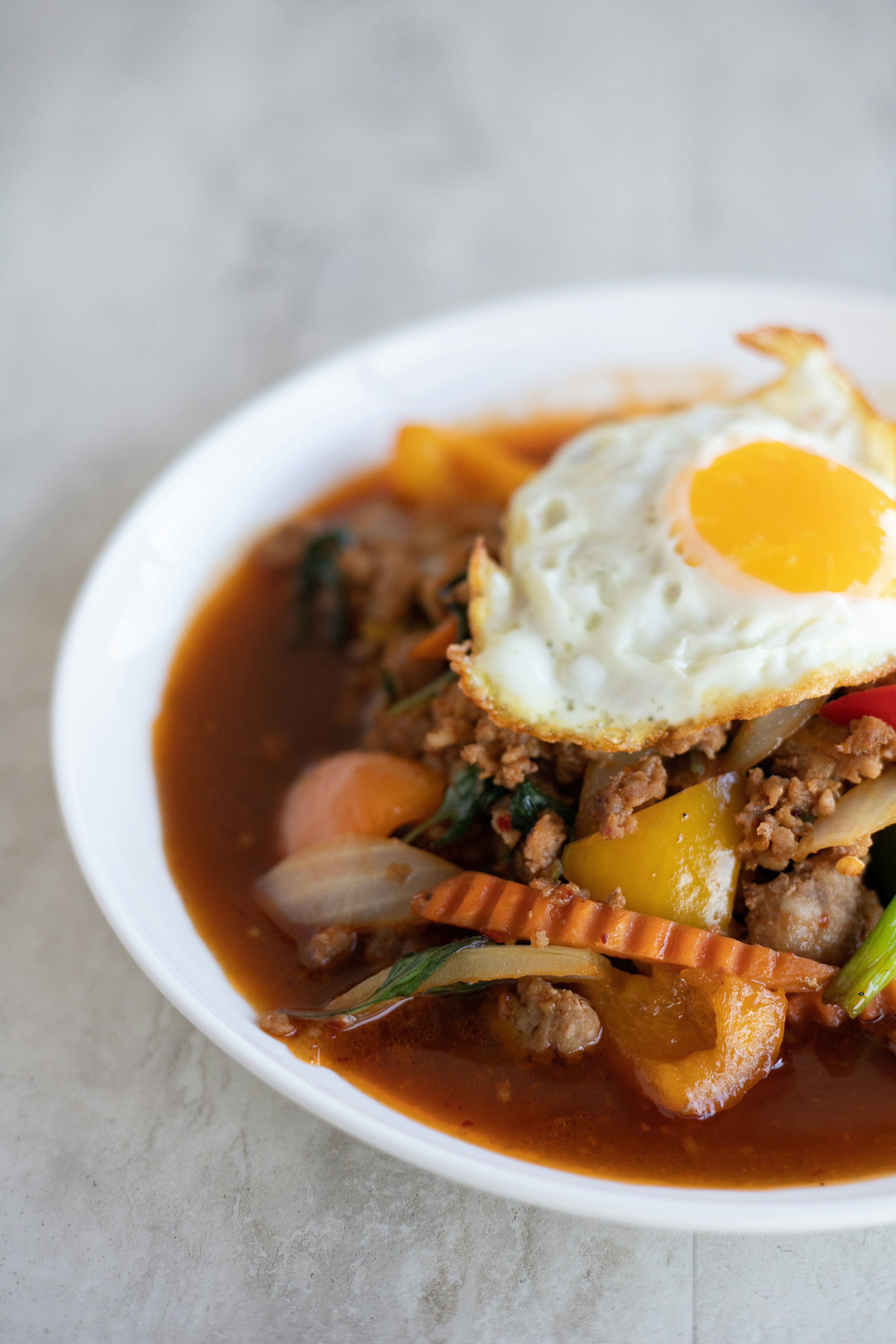 Ei in Lebensmittelpartie in weißer Platte Nahaufnahme Fotografie