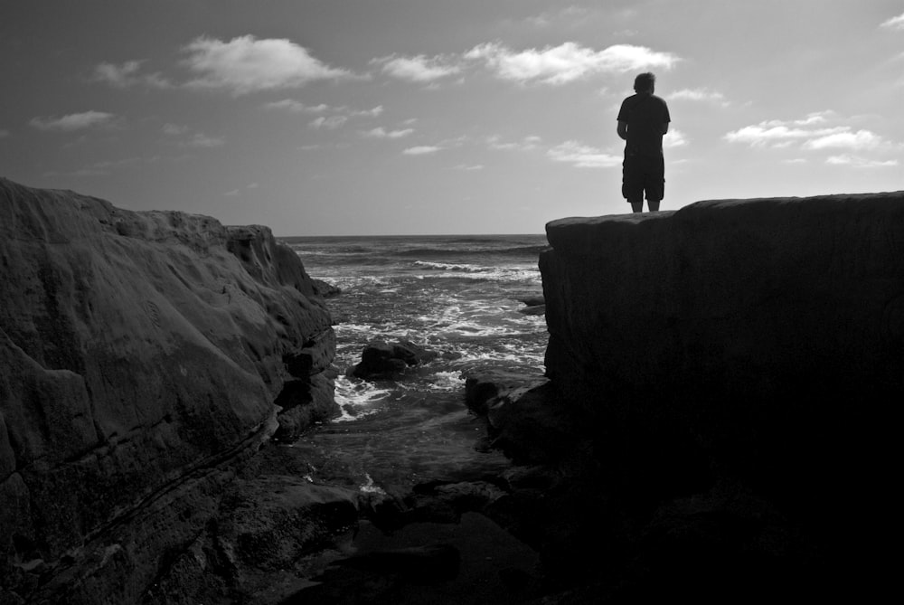 Silhouette eines Mannes, der auf einem Felsen steht