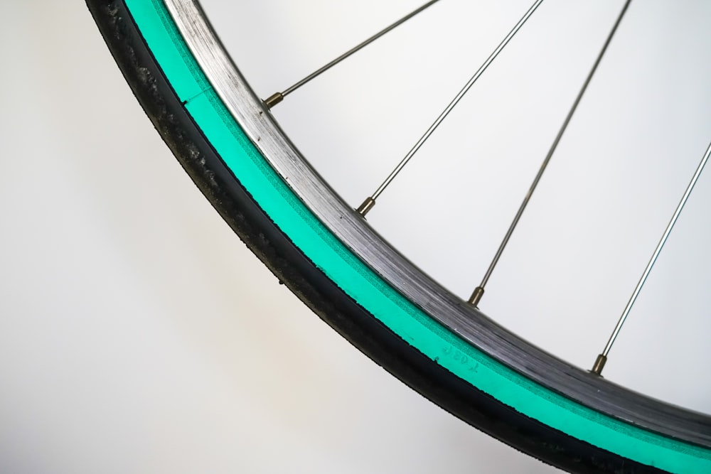 neumático de bicicleta verde azulado