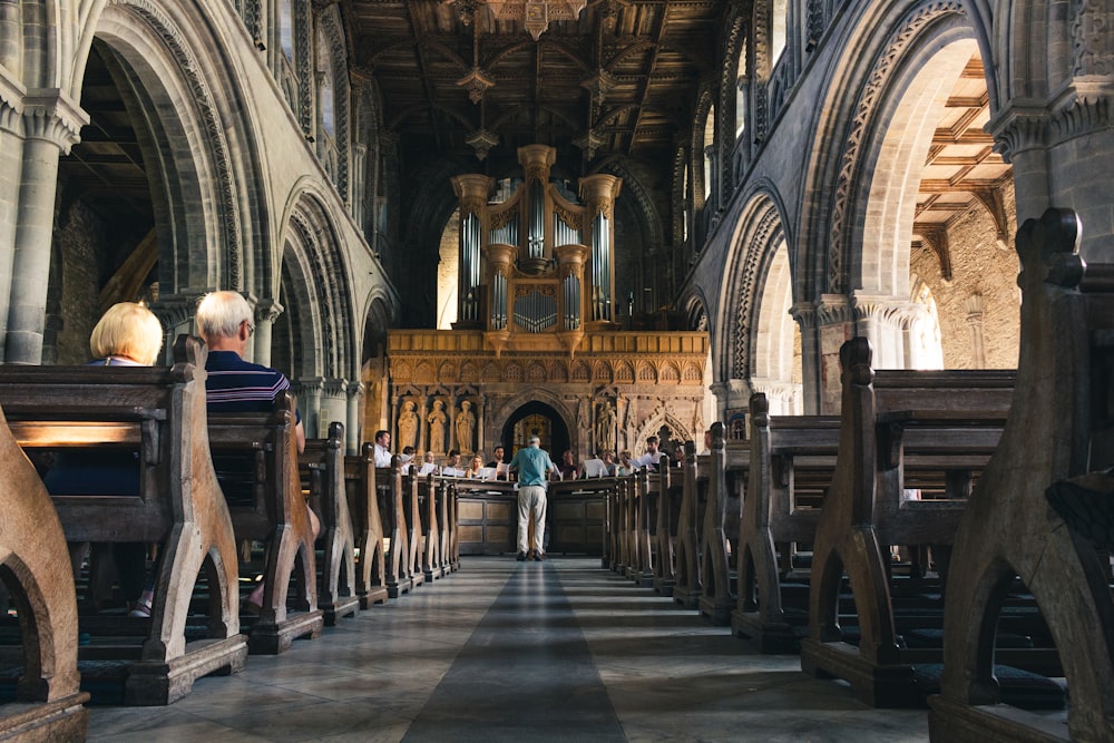 personnes assises à l’intérieur de l’église pendant la journée