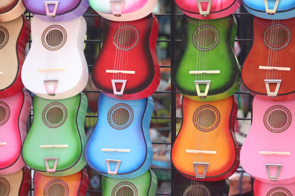 다양한 색상의 어쿠스틱 기타 로트