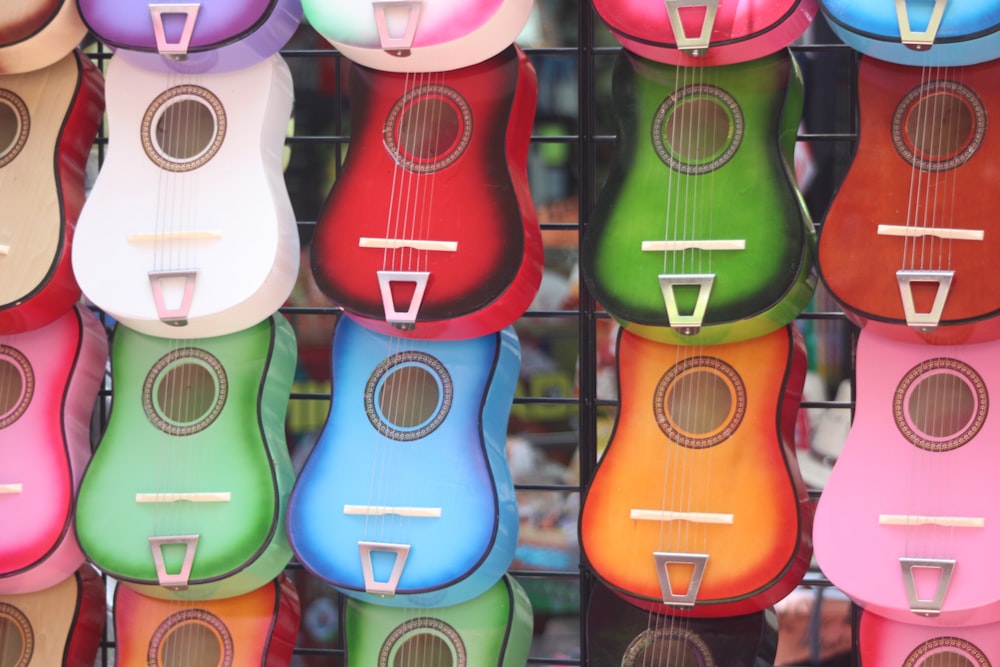 lote de guitarra acústica de colores variados