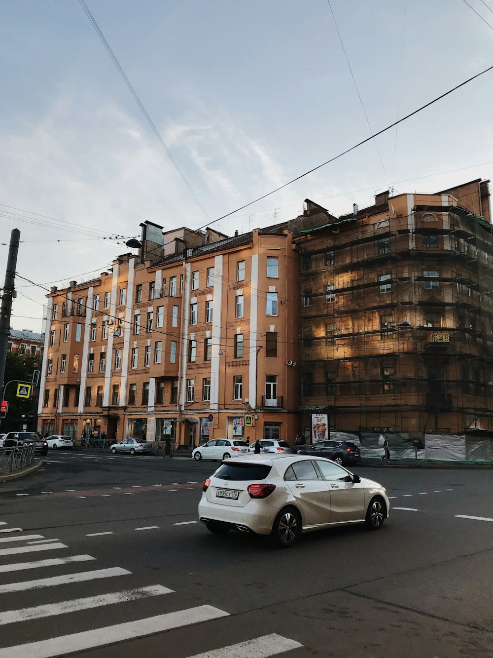 Fahrzeuge auf der Straße in der Nähe des braunen Gebäudes