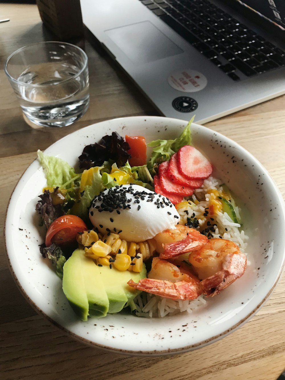 vegetable salad on bowl