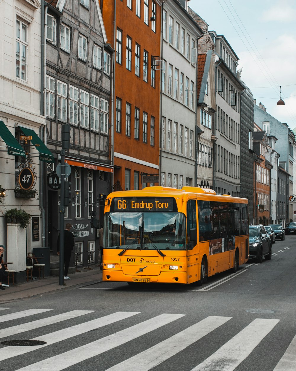 Ônibus amarelo e preto na estrada durante o dia