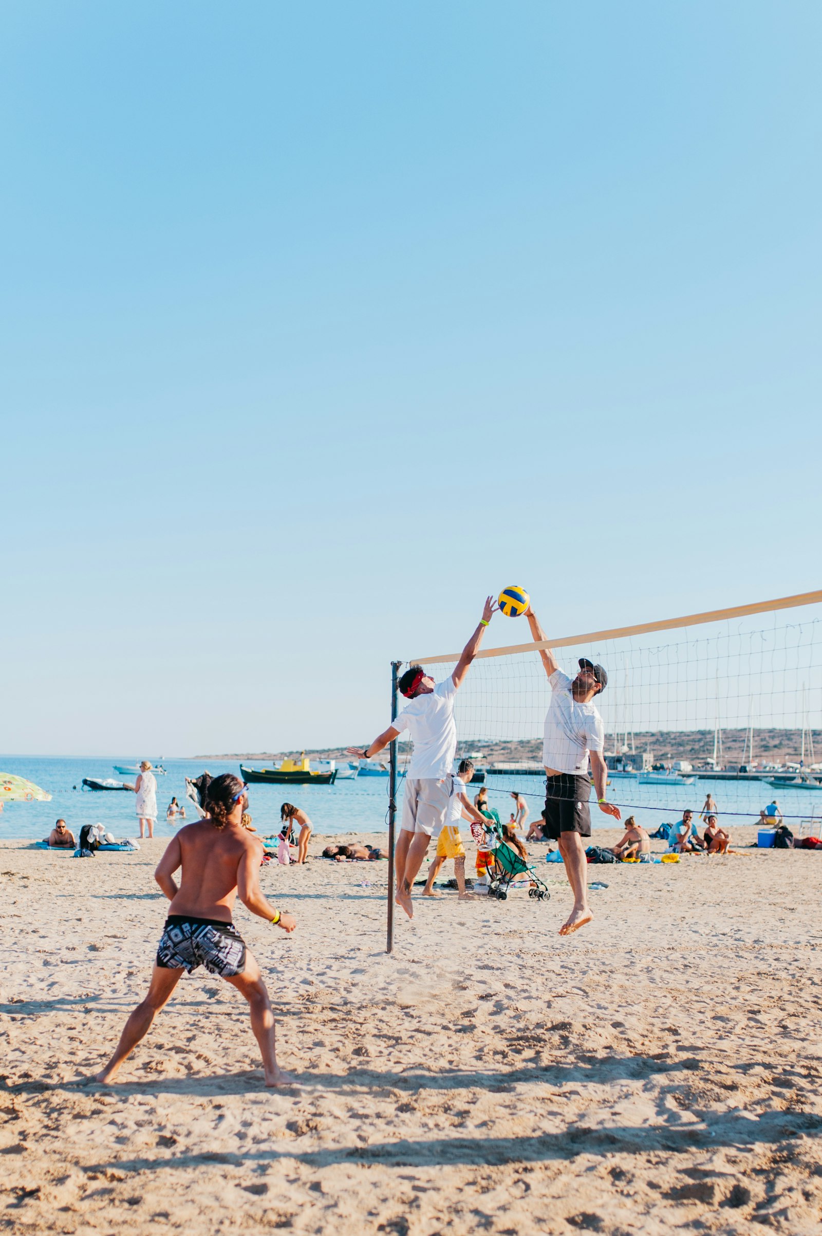 Nikon D700 + Sigma 35mm F1.4 DG HSM Art sample photo. People playing volleyball photography