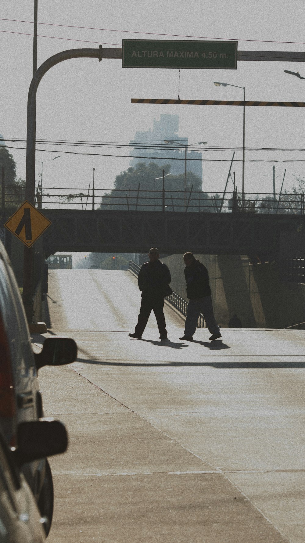 dois homens atravessam a rua