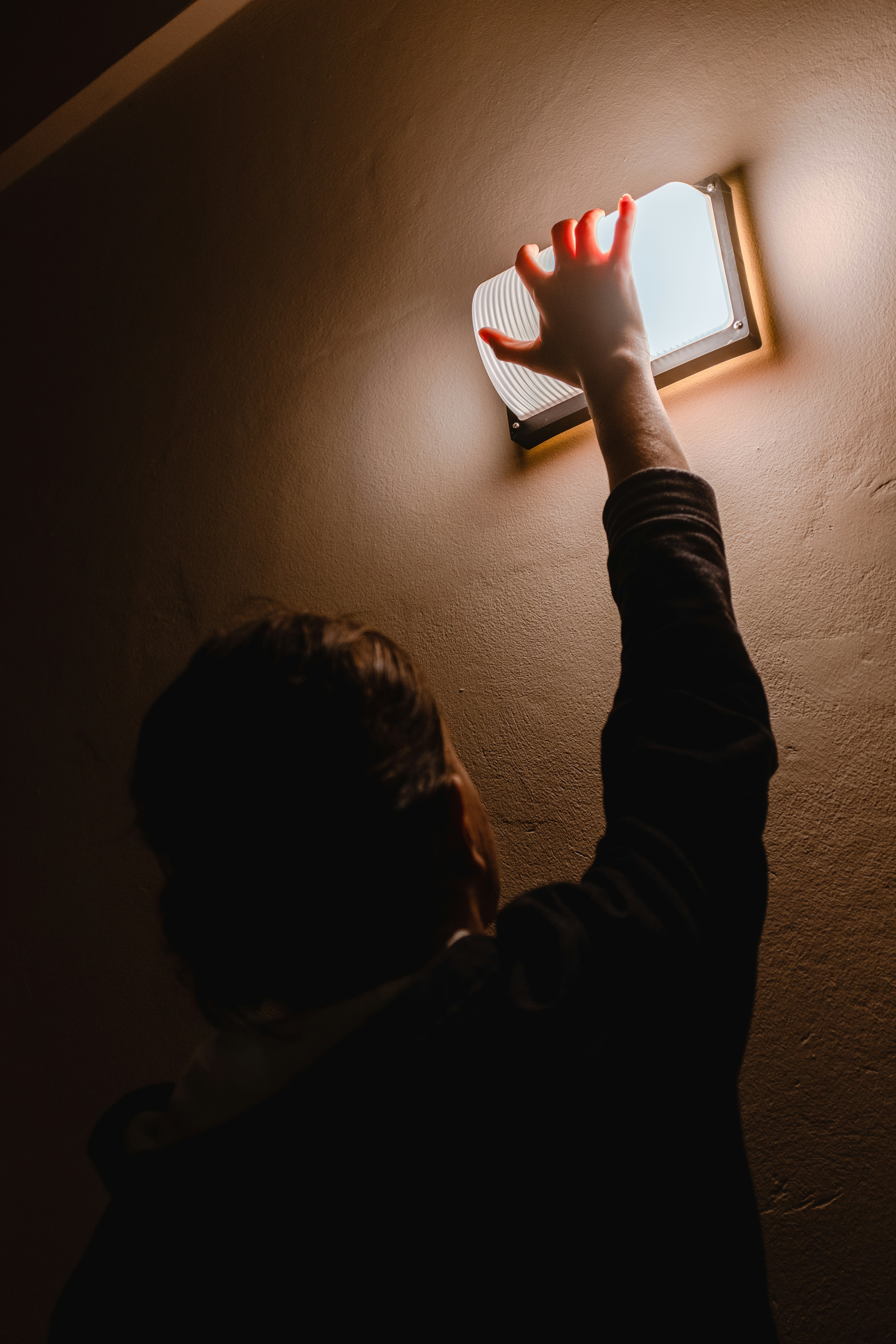 7 Home Repair Tutorials for Fixing Flickering Lights