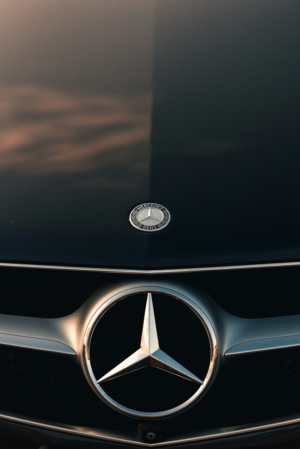 Nahaufnahme der Mercedes-Benz Motorhaube