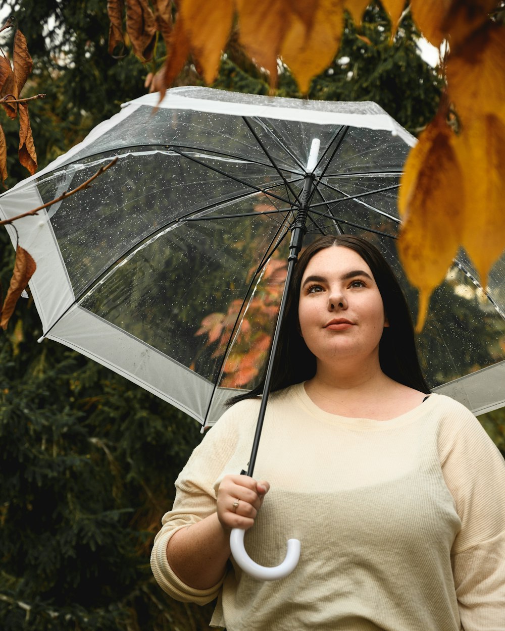 mulher segurando o guarda-chuva