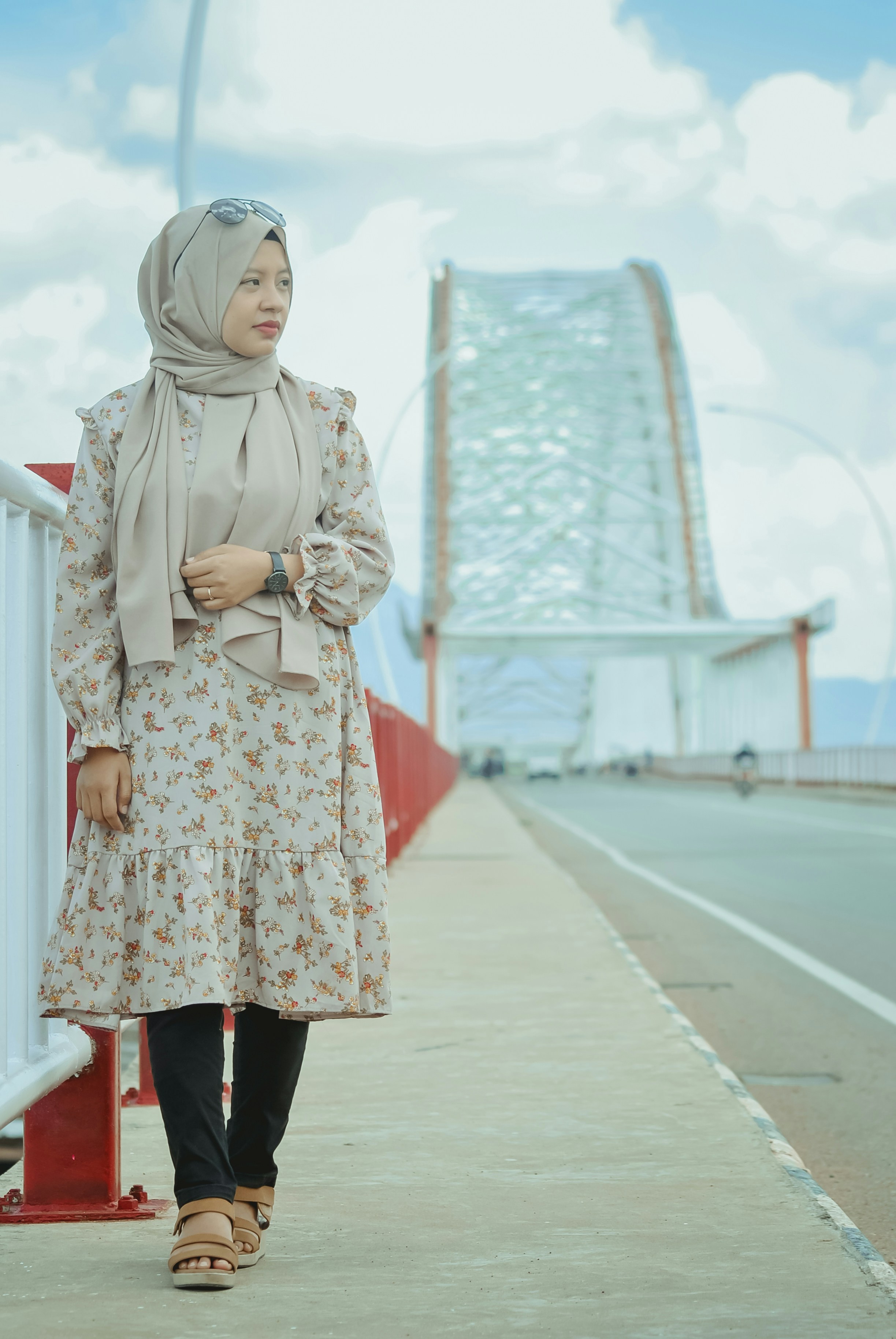 wanita berdiri di dekat jembatan