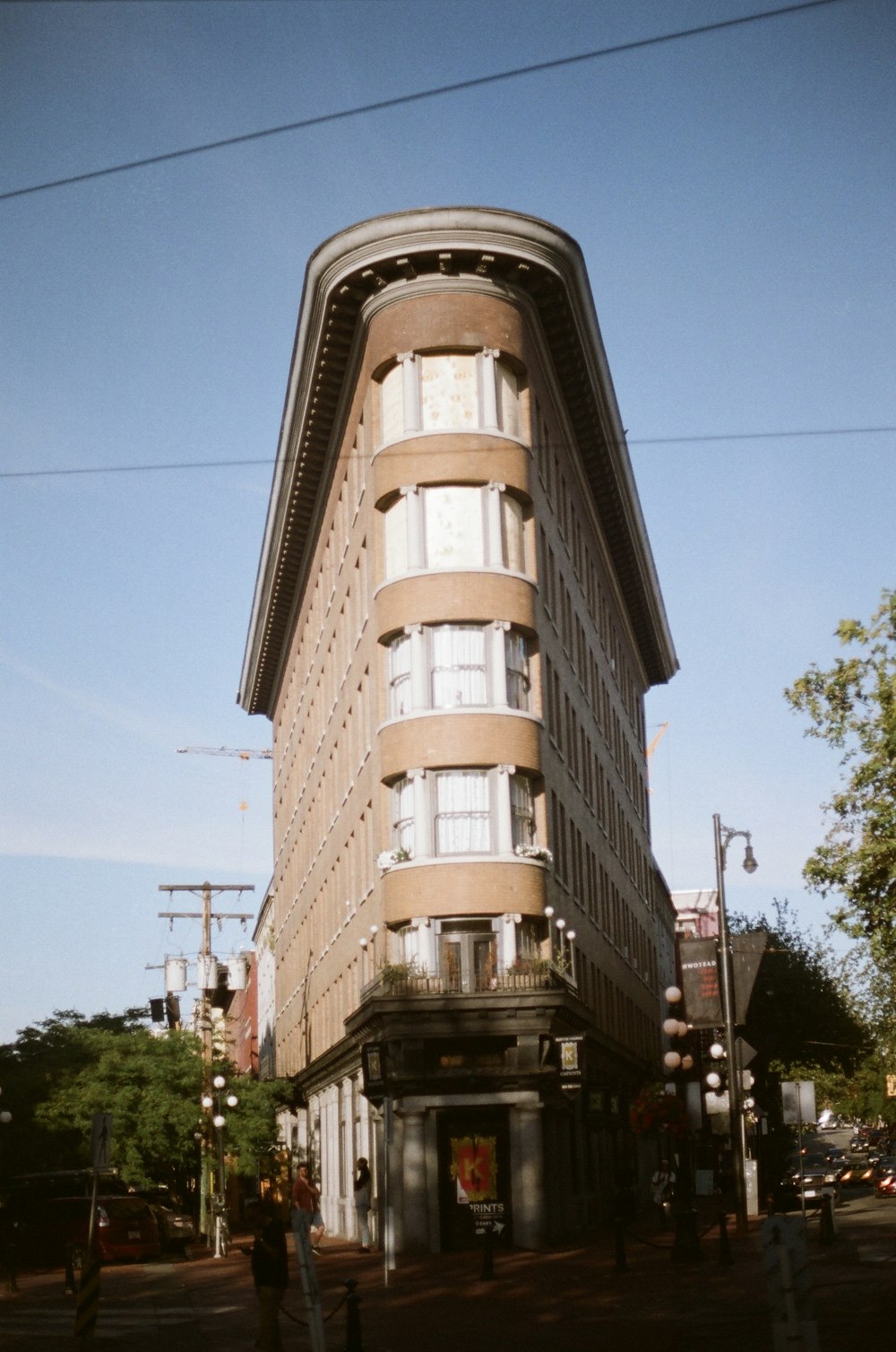 Edificio multipiano in calcestruzzo grigio e bianco durante il giorno