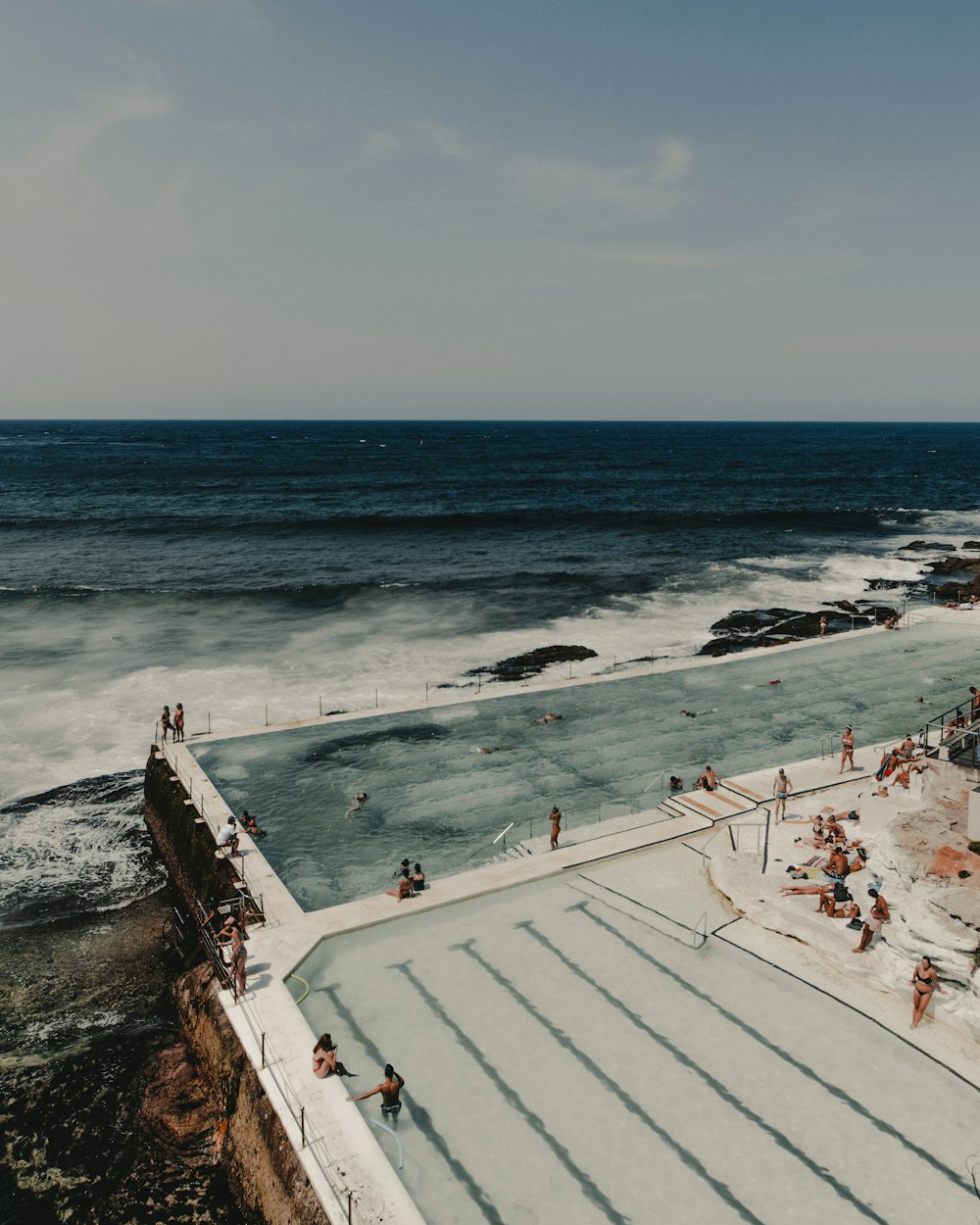 Groupe de personnes près de la piscine