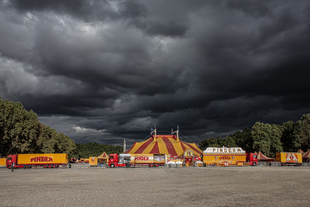 circo bajo cúmulos de nubes