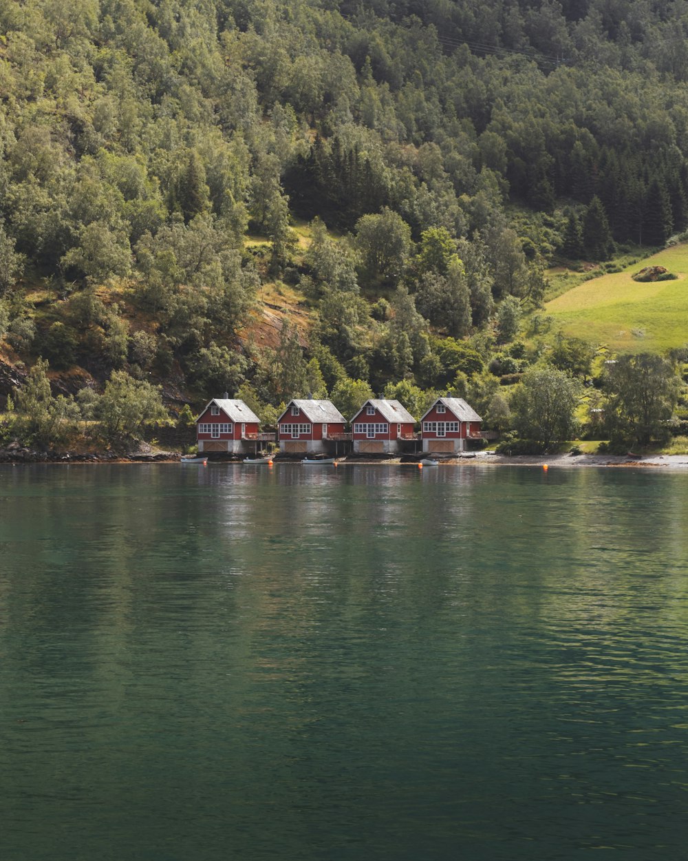 Casas vermelhas ao lado do lago