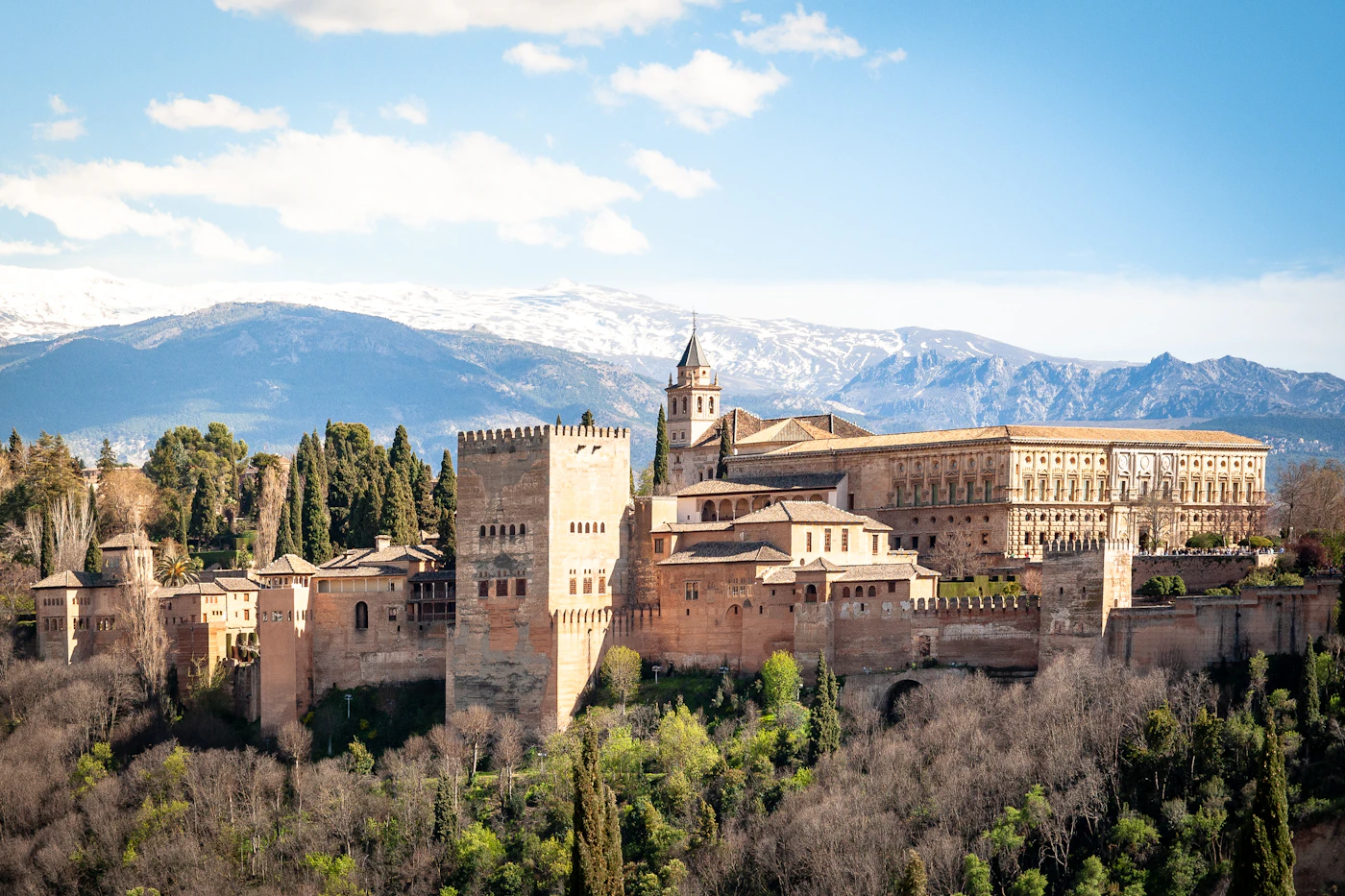 La Alhambra de Granada con Sierra Nevada nevada al fondo, España
