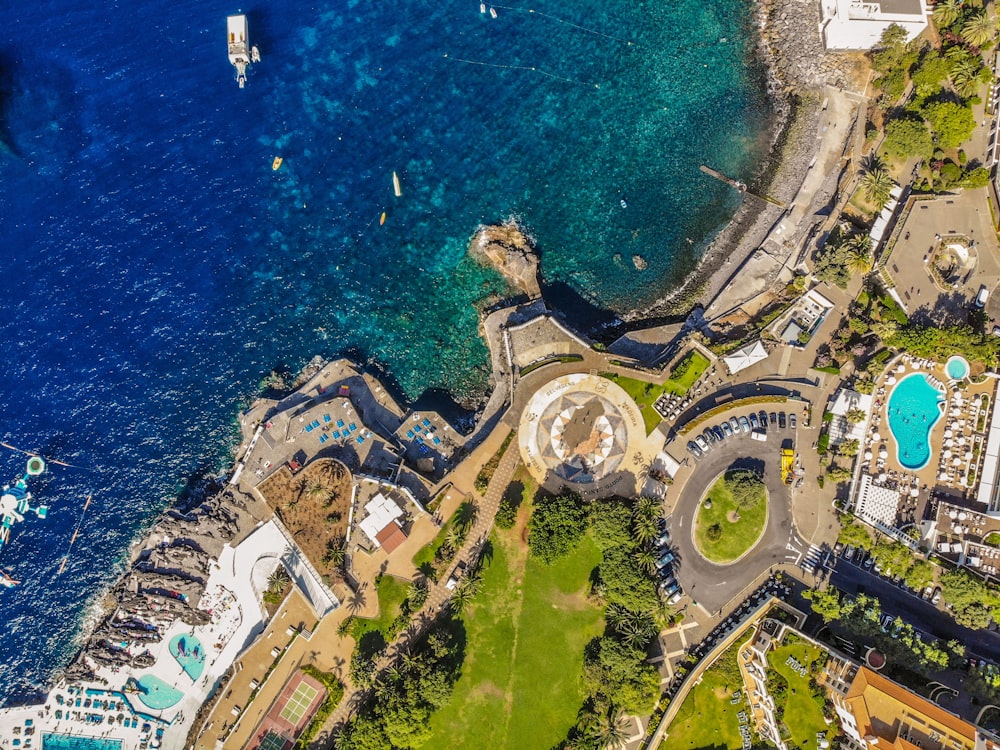 Fotografía de ángulo superior de una piscina junto a la orilla del mar