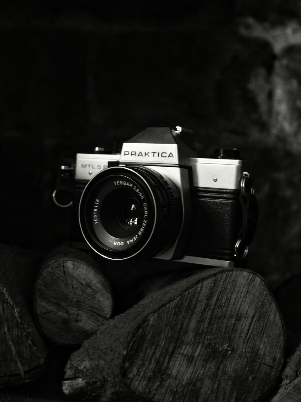 black classic camera close-up photography