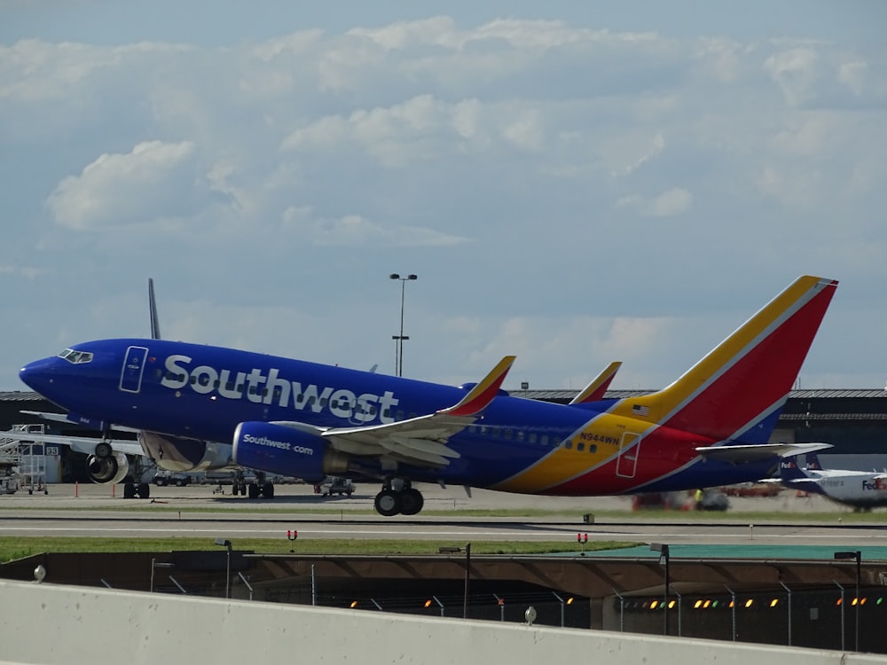blue and red Southwest airliner