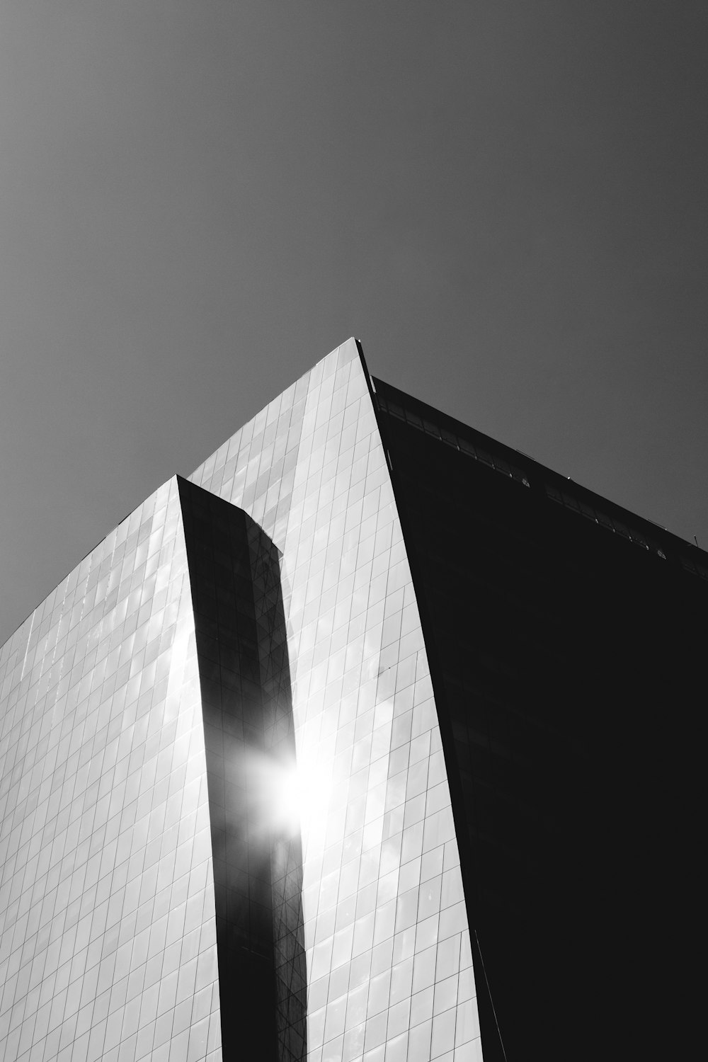 immeuble de grande hauteur en béton blanc