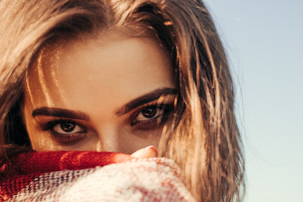 fotografia ravvicinata del viso della donna