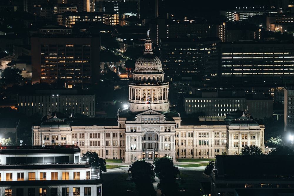 Edificios iluminados por la noche