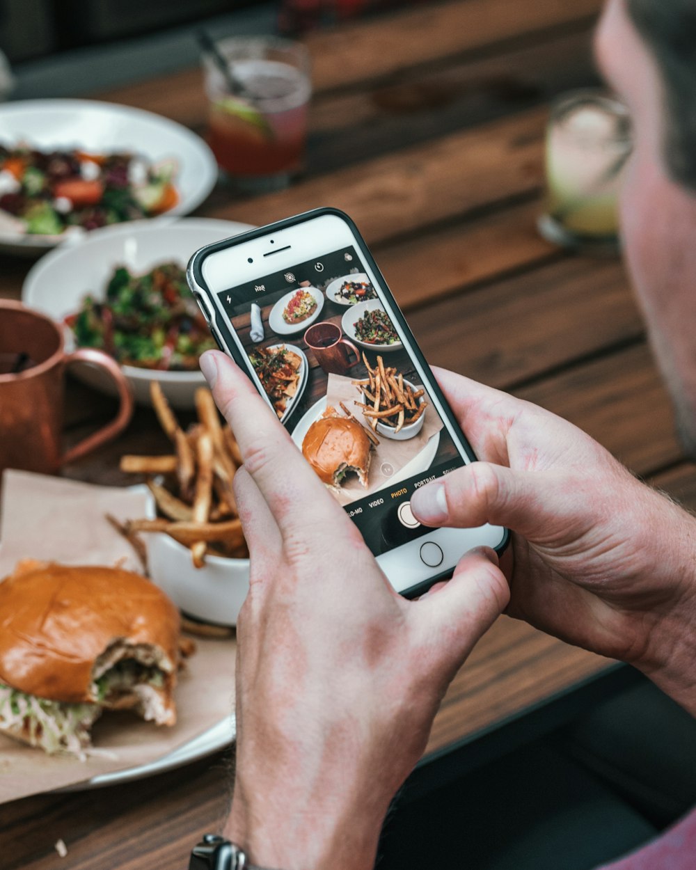 Person mit goldenem iPhone 6