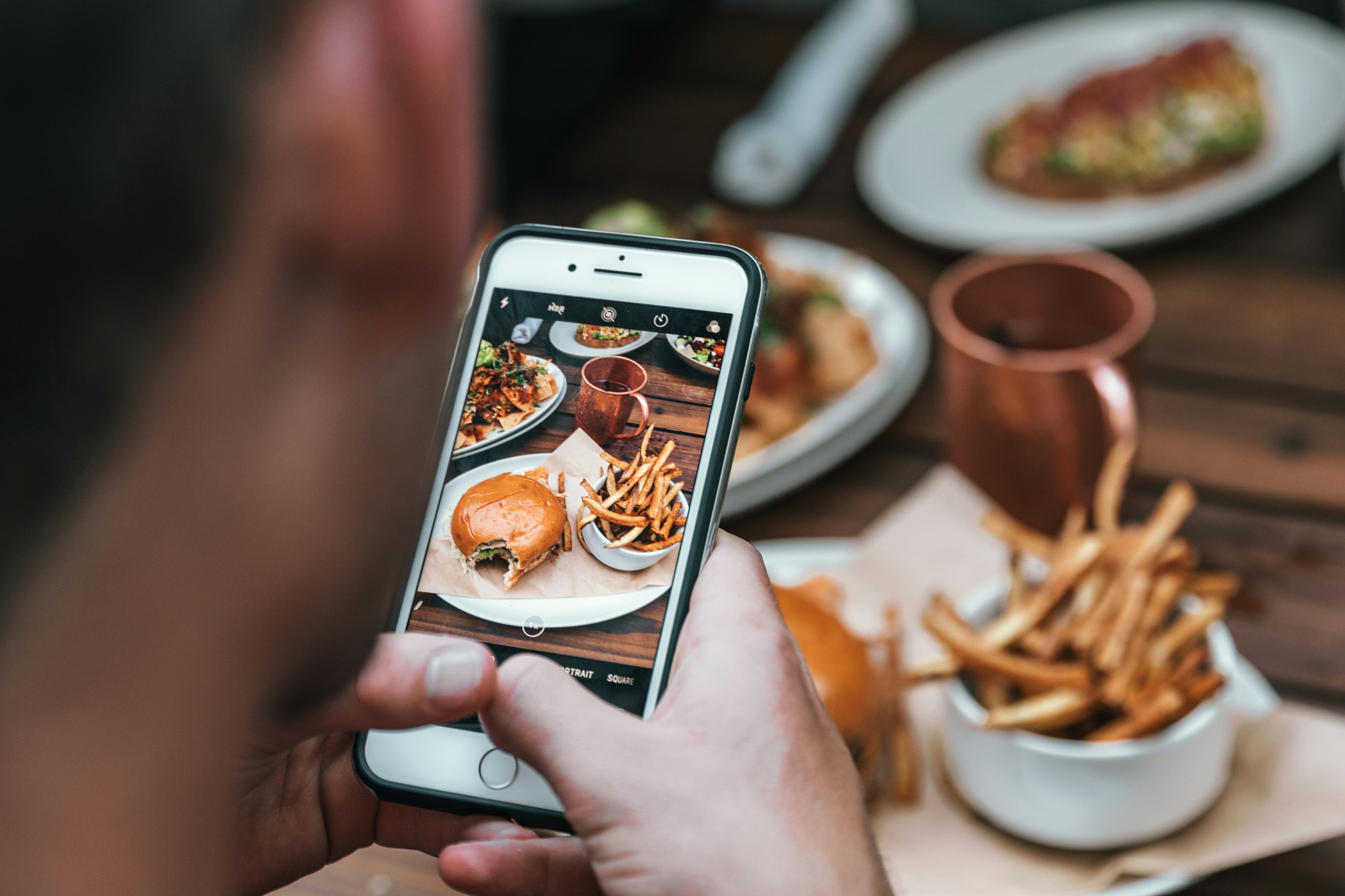https://images.unsplash.com/photo-1564758596151-c17d1590f483?ixid=M3w2MjYzNjJ8MHwxfHNlYXJjaHw1fHxyZXN0YXVyYW50JTIwc2NoZWR1bGluZyUyMGFwcHxlbnwwfDB8fHwxNzc4NjkxODY3fDA&ixlib=rb-4.1.0