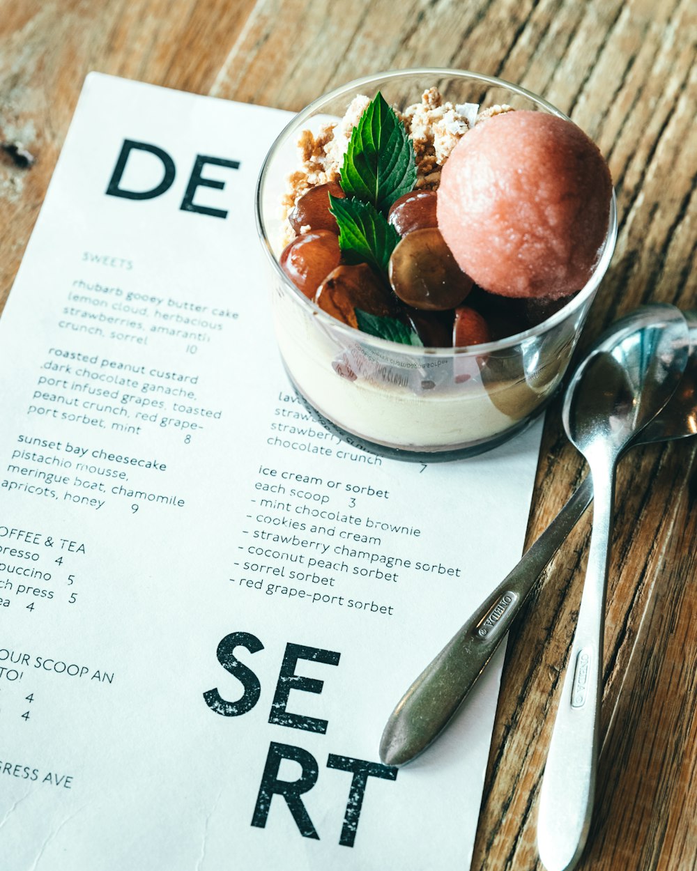 verre de dessert sur la table