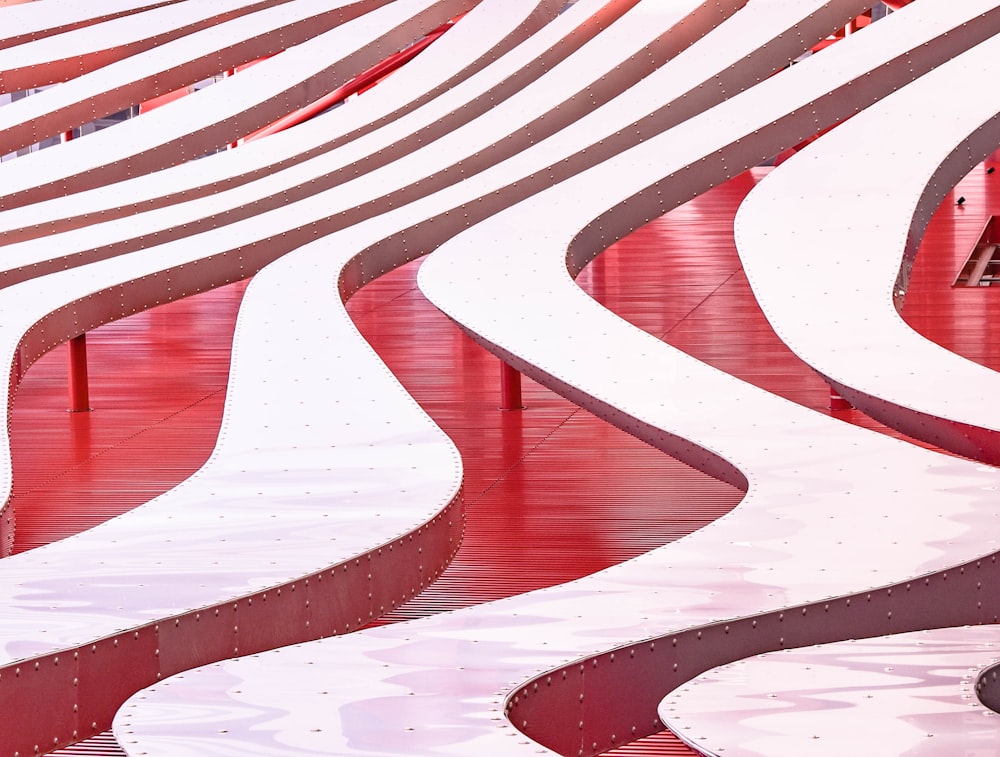 Un bâtiment rouge et blanc avec une passerelle incurvée