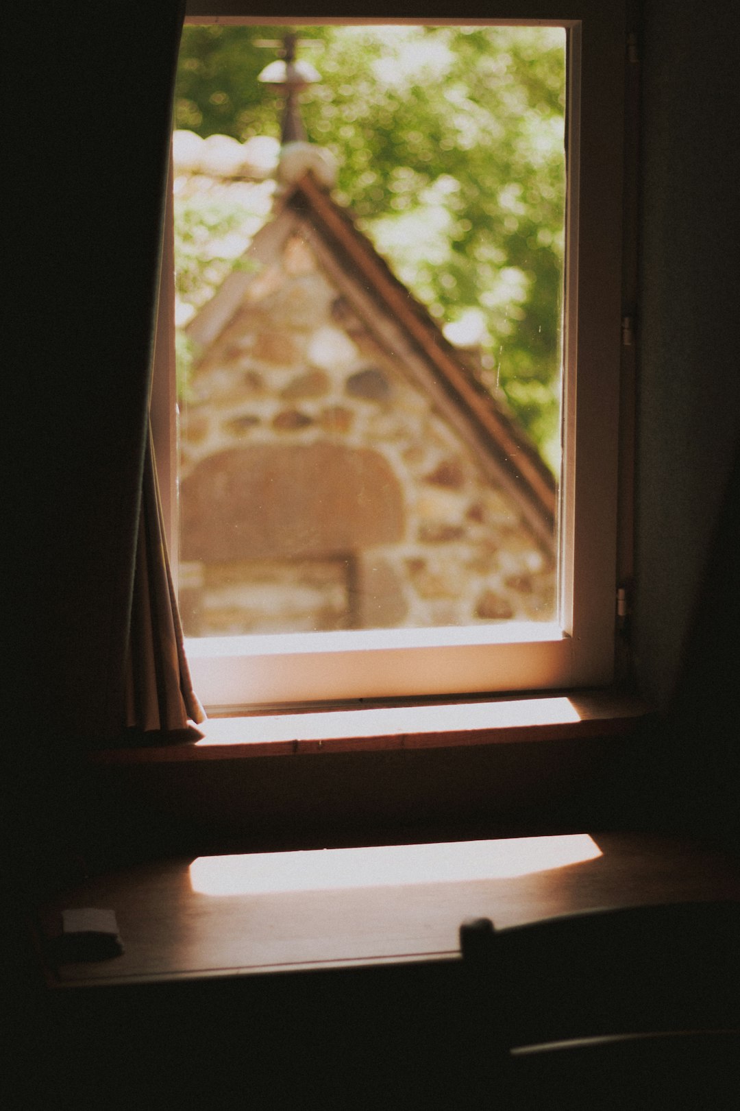 white wooden frame window close-up photography