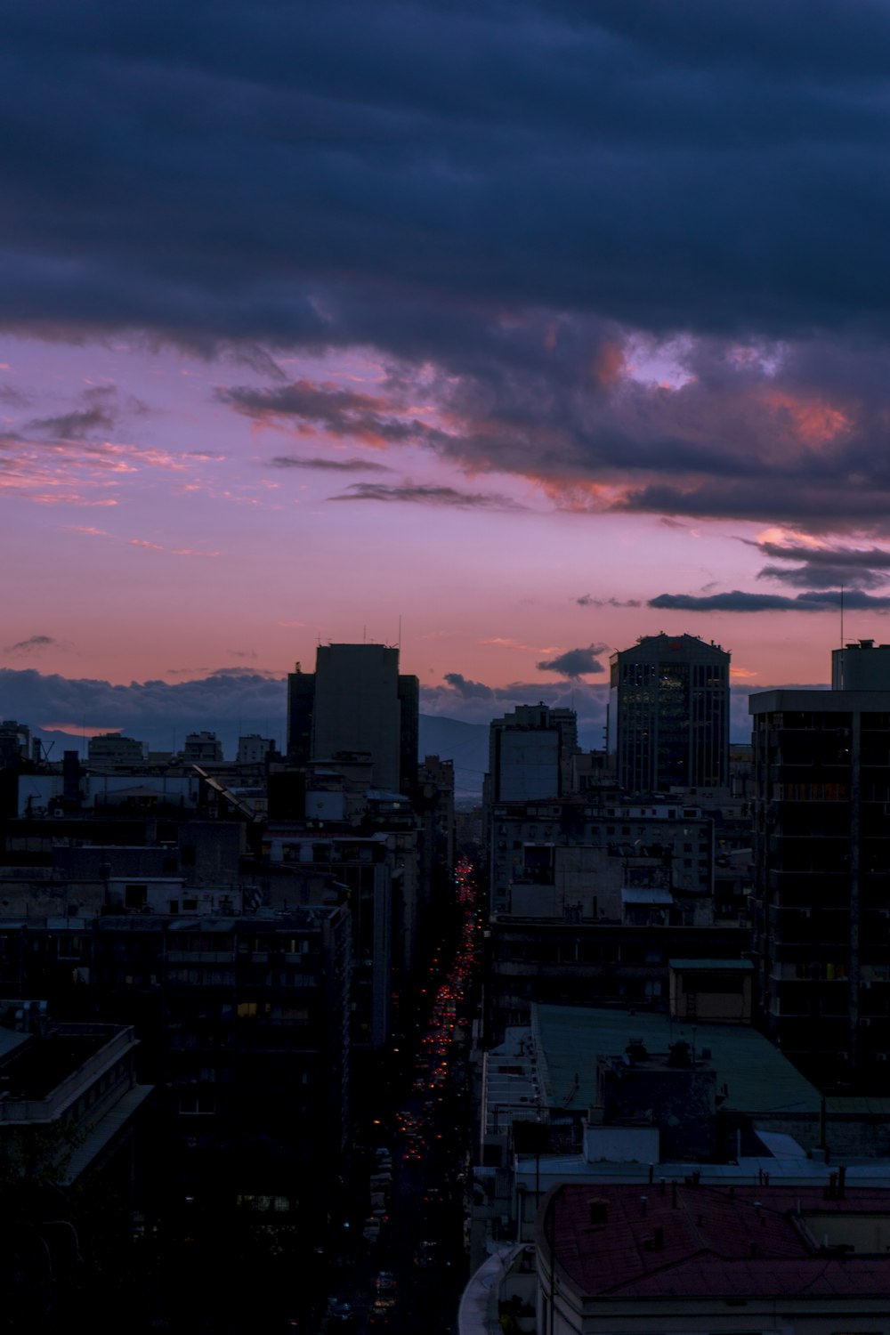 Nuvole grigie che incombono sulla città durante il tramonto