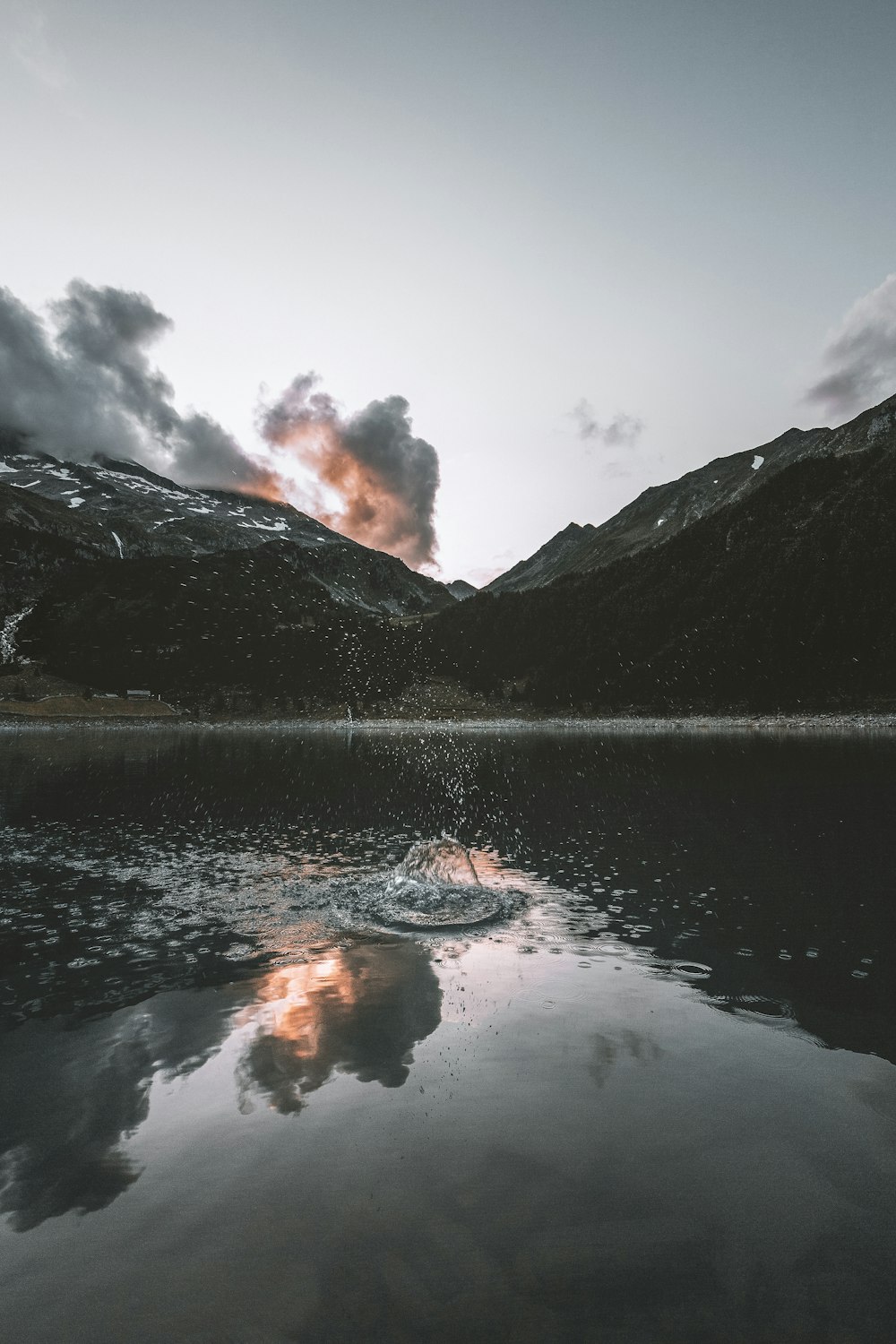 corpo d'acqua vicino alla montagna al giorno