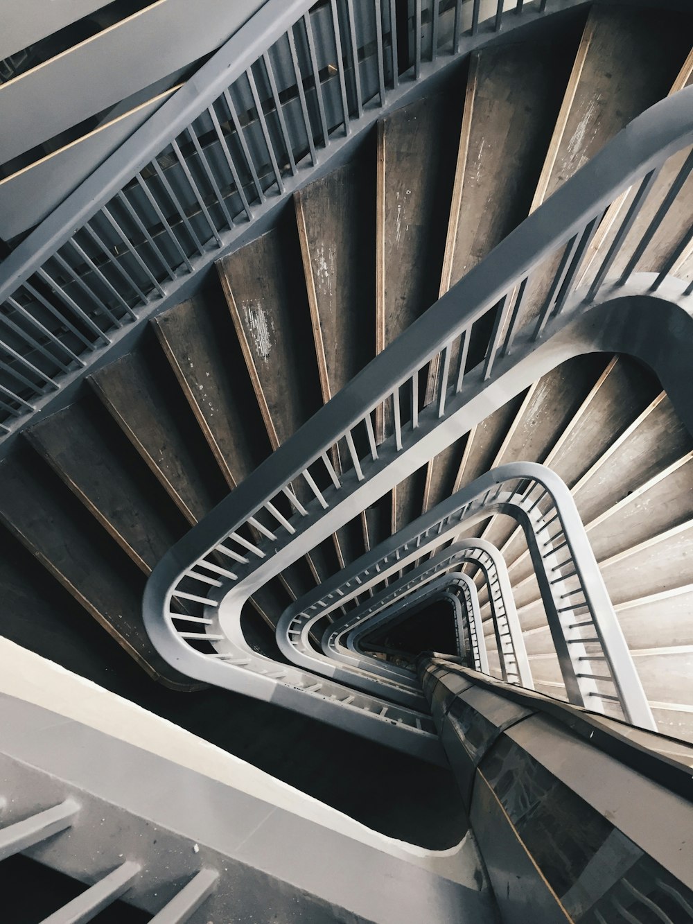 Photographie d’architecture de l’escalier gris