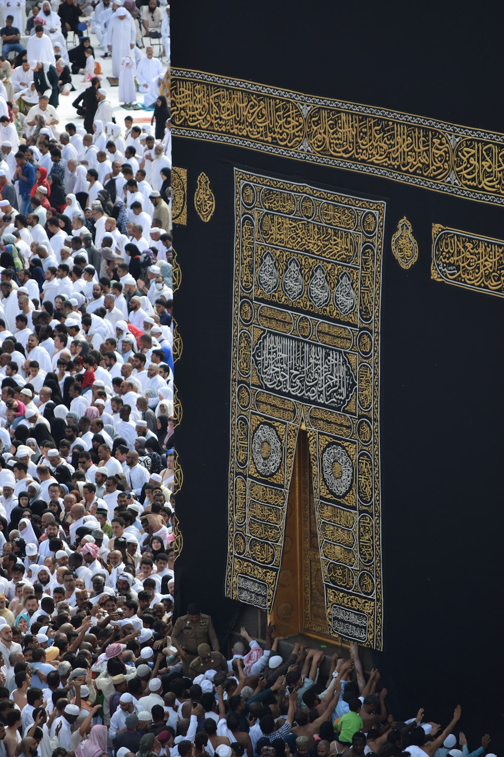 persone che si radunano all'interno della Mecca