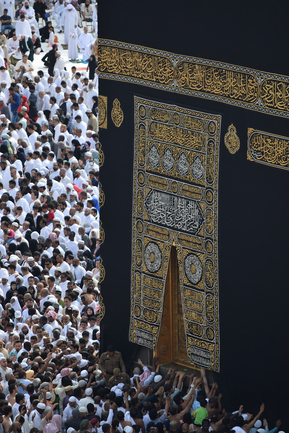 Menschen versammeln sich in Mekka