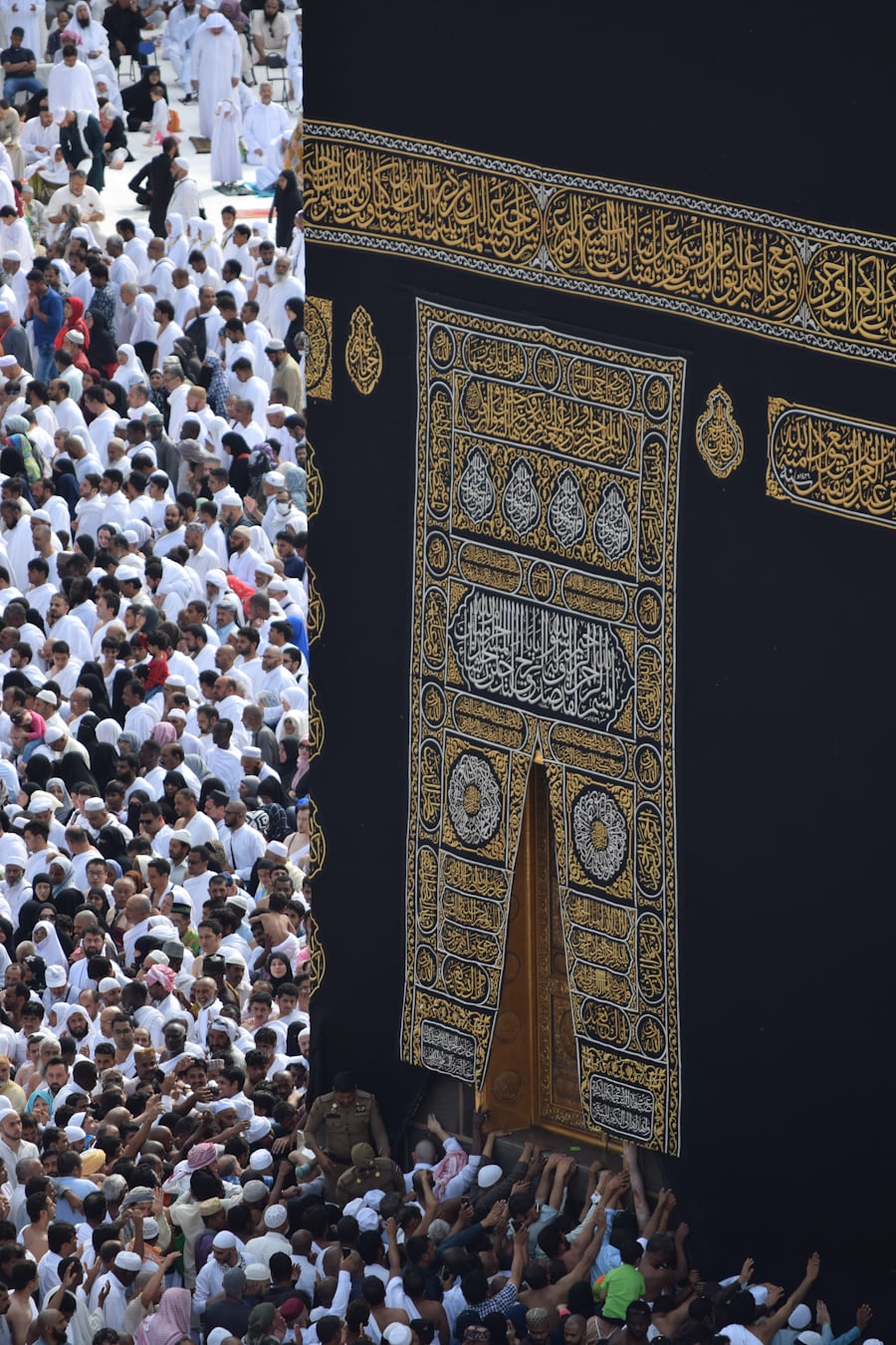 Ka'bah di tengah Masjidil Haram dikelilingi ribuan jamaah