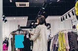 mulher escolhendo roupas em uma loja