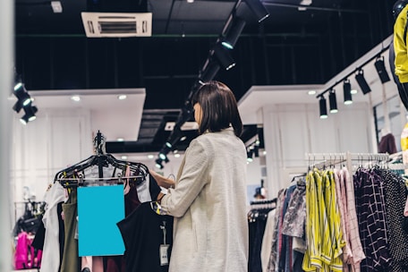 mulher escolhendo roupas em uma loja