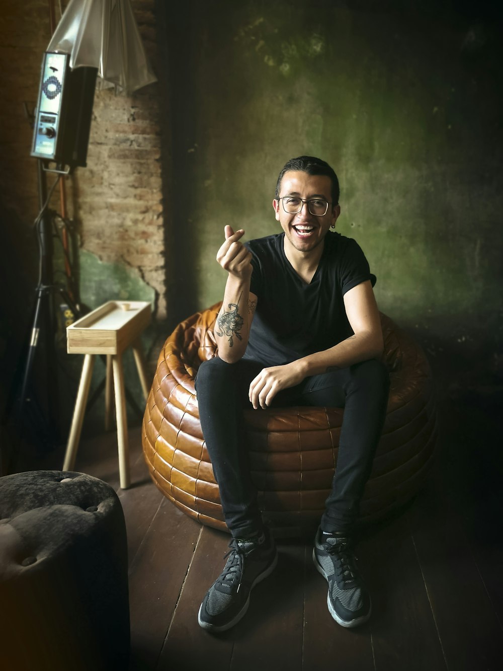 Personne inconnue assise sur une chaise brune à l’intérieur