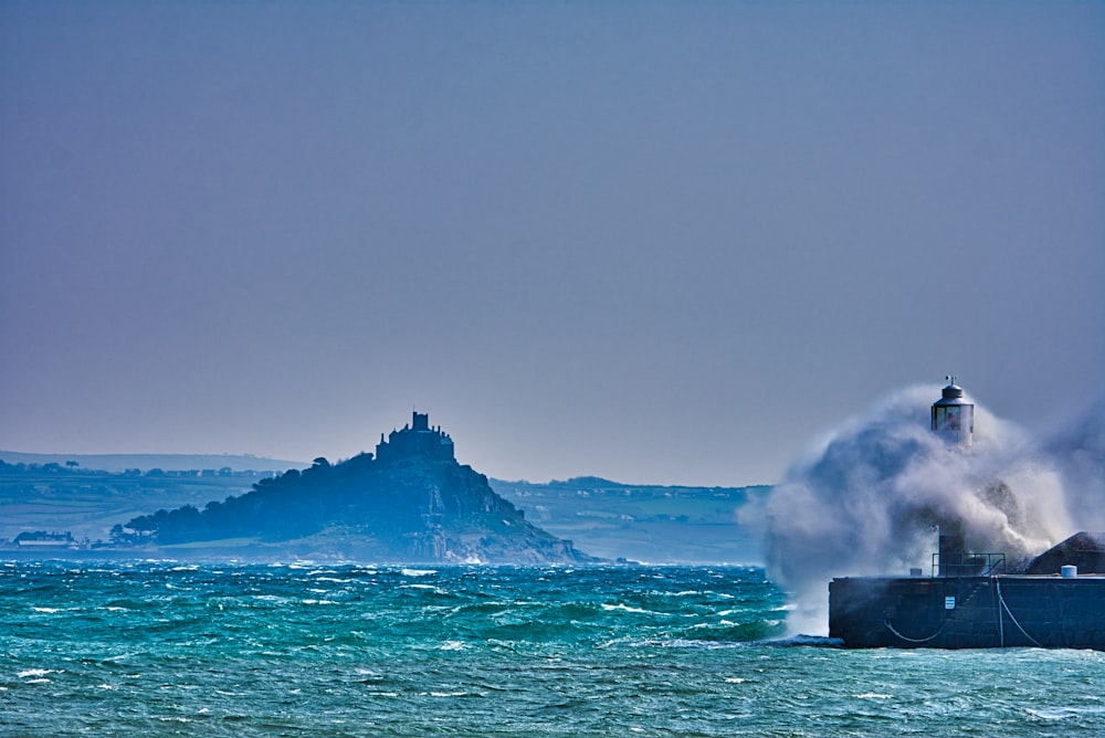 Ein Leuchtturm auf einer kleinen Insel mitten im Ozean