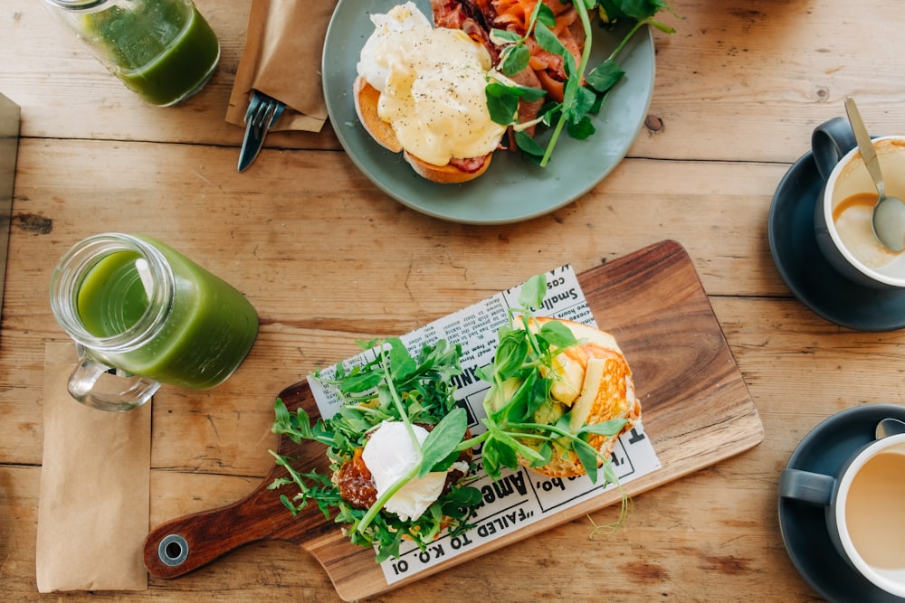 Flat-Lay-Food-Fotografie von Sandwiches auf braunem Tisch