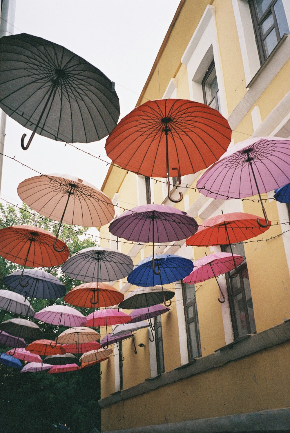 parapluie de couleur assortie pour photographie d’architecture suspendu à l’extérieur