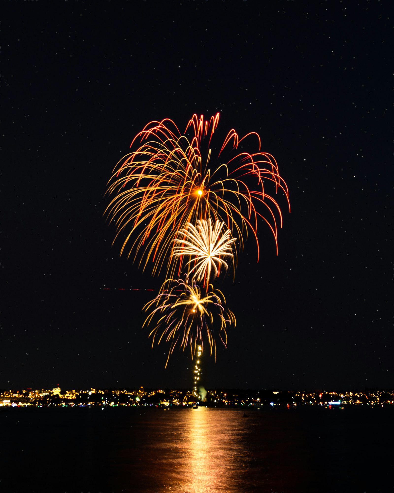 Nikon D7100 + Tokina AT-X Pro 11-16mm F2.8 DX sample photo. Long-exposure photography of fireworks photography