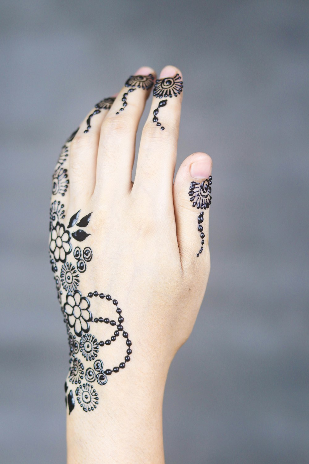 mendhi tattoo on leaf hand photo – Free Skin Image on Unsplash