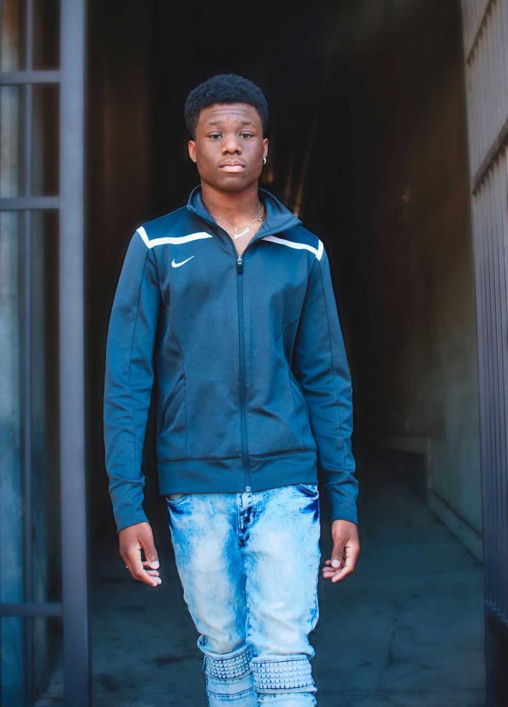 Foto Hombre a punto de caminar con chaqueta Nike negra – Imagen Adolescente  gratis en Unsplash