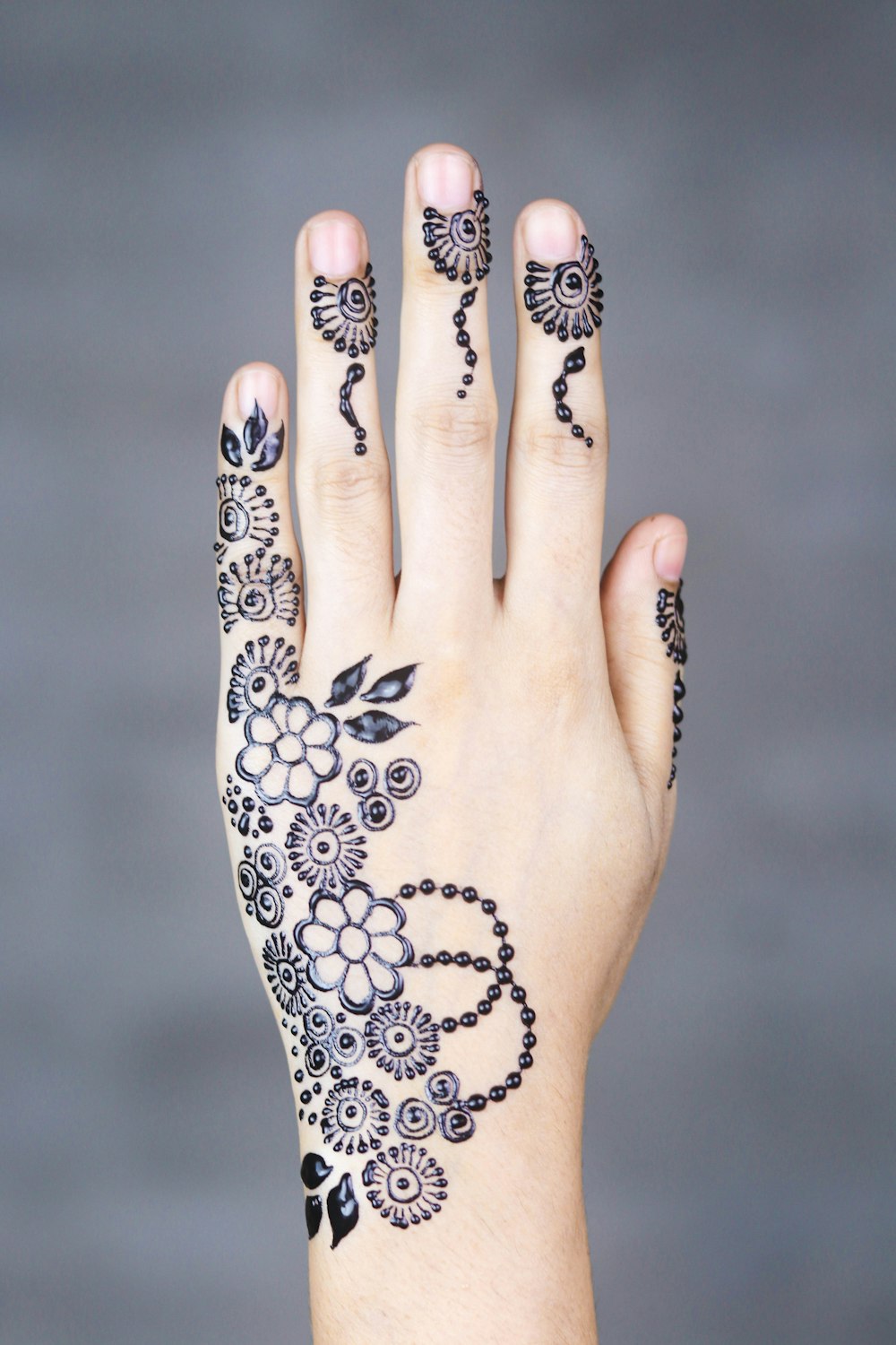 tatuaje floral de tinta negra en el brazo