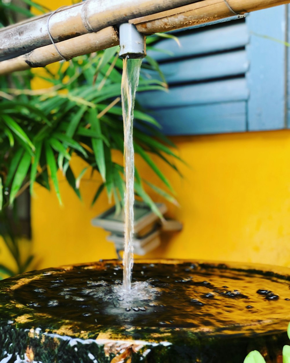 Agua vertida en el recipiente